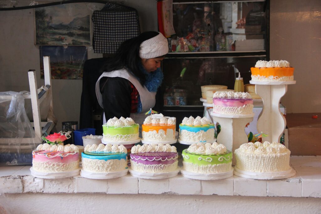 Establishing a home baking business is a thrilling experience that turns your love of making gorgeous cakes into a successful business. However, setting a fair price for their goods is one of the most difficult tasks facing novice home bakers. If the price is too cheap, you will put in endless hours without getting paid fairly. If you raise your price too soon, you risk turning off potential clients before building a solid reputation. The cost of ingredients is only one aspect of the art of cake pricing. Long-term success necessitates knowing your market, appreciating your time and abilities, and putting yourself in the best possible position. With the help of this thorough guide, you will learn the expert pricing techniques used by prosperous home bakers to establish profitable enterprises and make sure each cake you produce significantly boosts your bottom line.